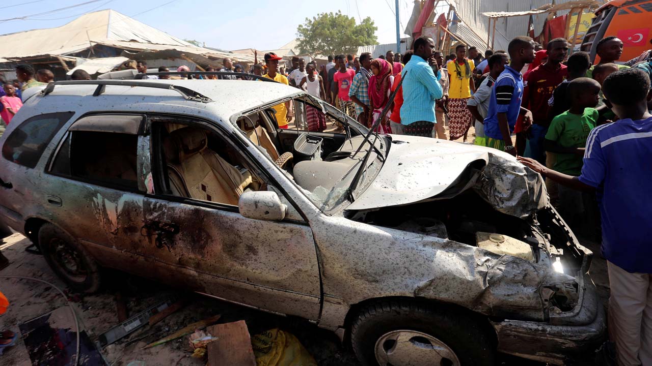 La detonación tuvo lugar en un mercado ubicado en la ciudad de Mogadiscio y además dejó 50 heridos en su mayoría de gravedad