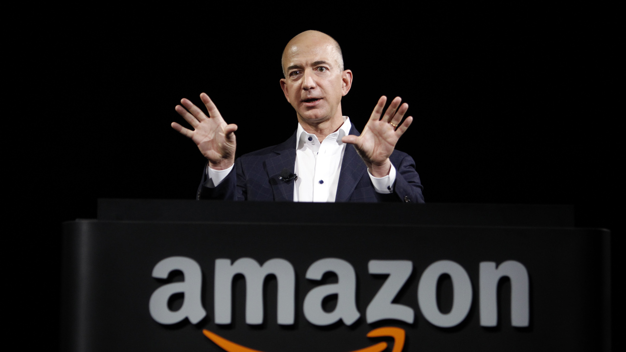 El director de la firma, Jeff Bezos, aseguró que la firma obtuvo una suma neta de 2 mil 371 millones de dólares durante el 2016