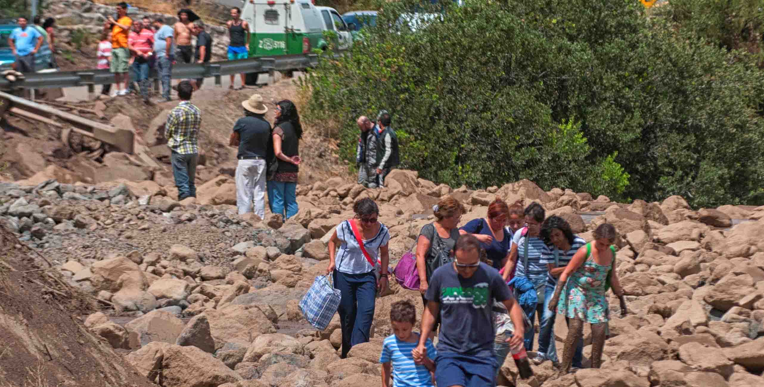 Las fuertes lluvias colapsaron la zona central de Chile, donde los habitantes se dirigen a distintos puntos buscando abastecerse del líquido vital