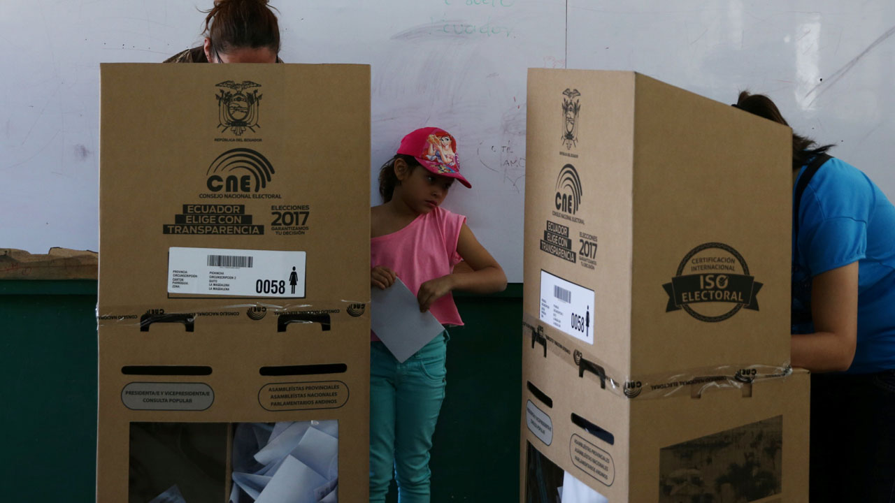 Con 87,5% de las actas escrutadas el candidato oficialista Lenín Moreno logró el 39,11% y el opositor Guillermo Lasso el 28,27%