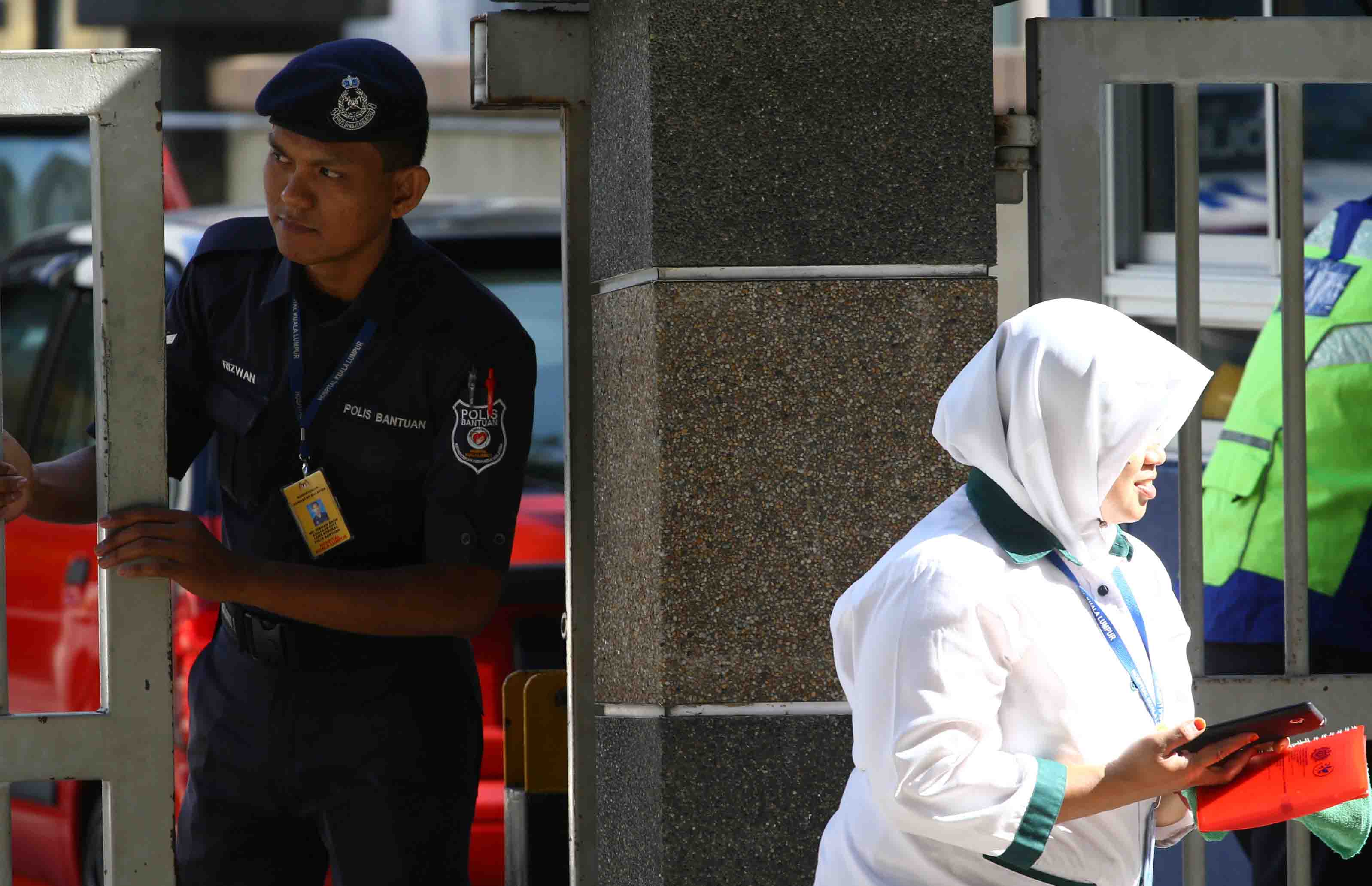 La Policía malasia tiene permiso de permanecer con el cadáver hasta que los familiares presenten una muestra de ADN