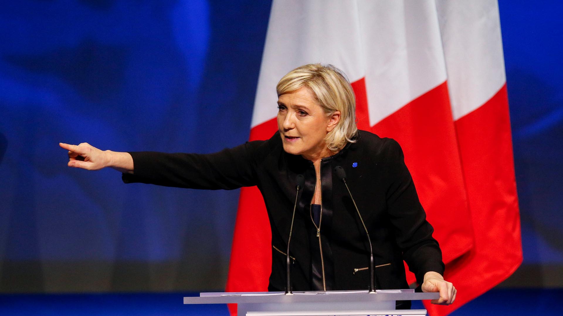 La política francesa criticó fuertemente la inmigración y la posición de la UE, asomando la posibilidad de retirarse de ella