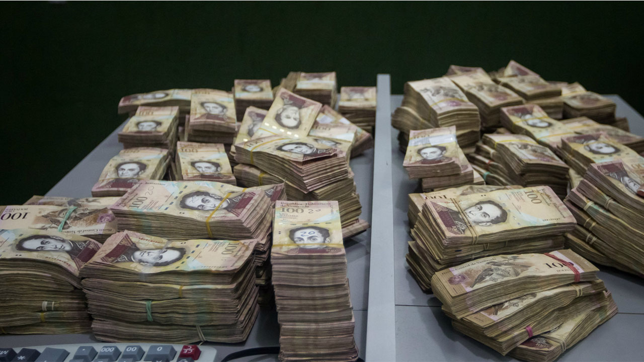 La policía brasileña encontró una gran cantidad de billetes de 100 en una favela de la zona portuaria