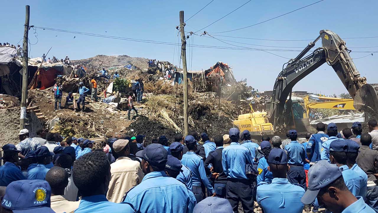 A 50 incrementó el número de fallecidos tras el colapso del vertedero de basura "Koshe" registrado durante el fin de semana