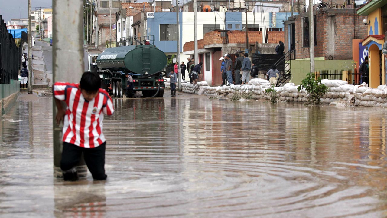 En los últimos tres días, doce personas perdieron la vida por las intensas precipitaciones e inundaciones