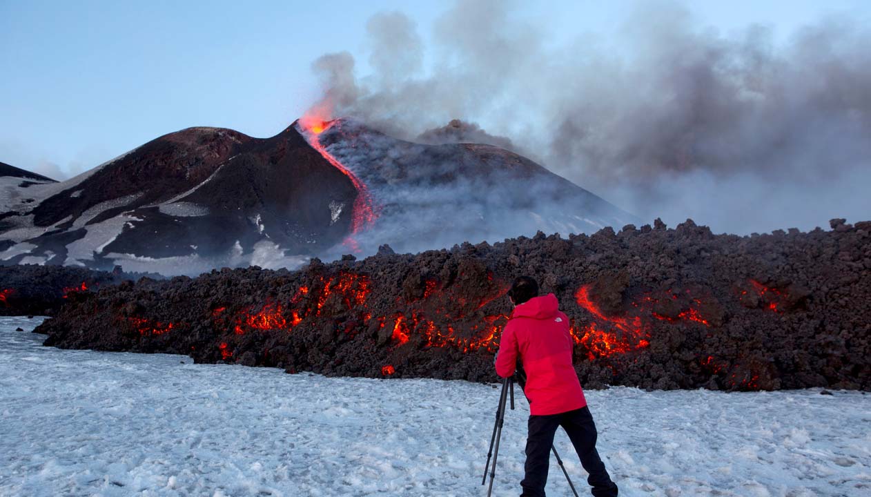 Este es uno de los volcanes más activo del mundo y expulsa lava del cráter a mil 200 grados centígrados