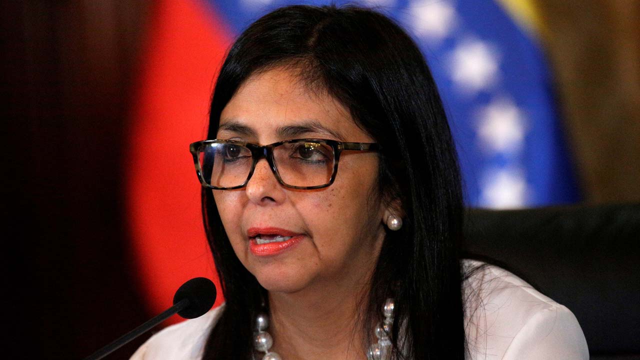 La canciller venezolana calificó de "injerencias" las palabras del jefe de Estado español