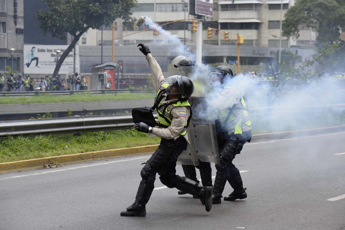 Manifestantes opositores se enfrentan en la avenida Libertador con lacrimógenas mientras intentan llegar a la Defensía del Pueblo
