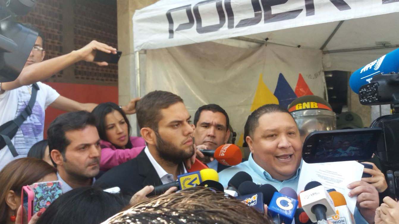Los diputados se encontraban con otros parlamentarios en las adyacencias de la plaza Morelos en el momento de la agresión