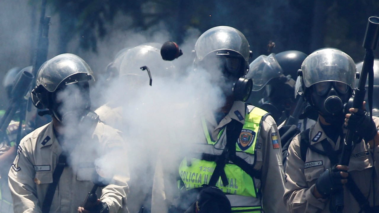 autopista francisco fajardo, manifestación opositora venezolana, pnb, gnb, funcionarios reprimen manifestación, bombas lacrimógenas, autopista ff, mud, defensoría del pueblo