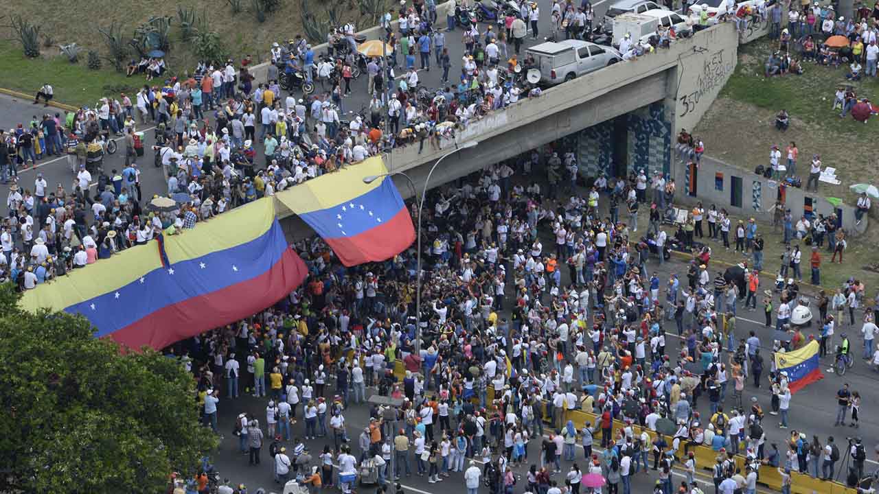 Desde tempranas horas manifestantes se encuentran apostados en el distribuidor Altamira realizando la actividad convocada por la MUD