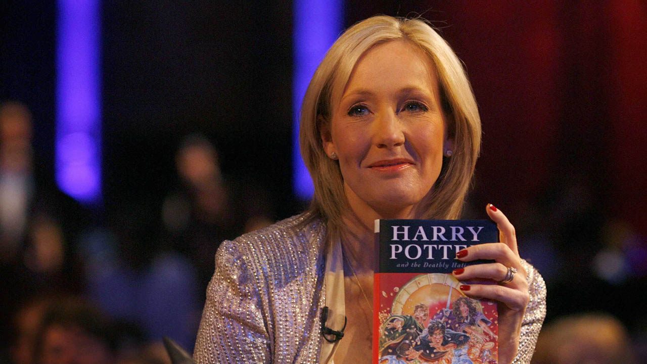 La escritora de la exitosa saga J.K Rowling pidió a los fanáticos que no comprarán el texto si recibían alguna oferta