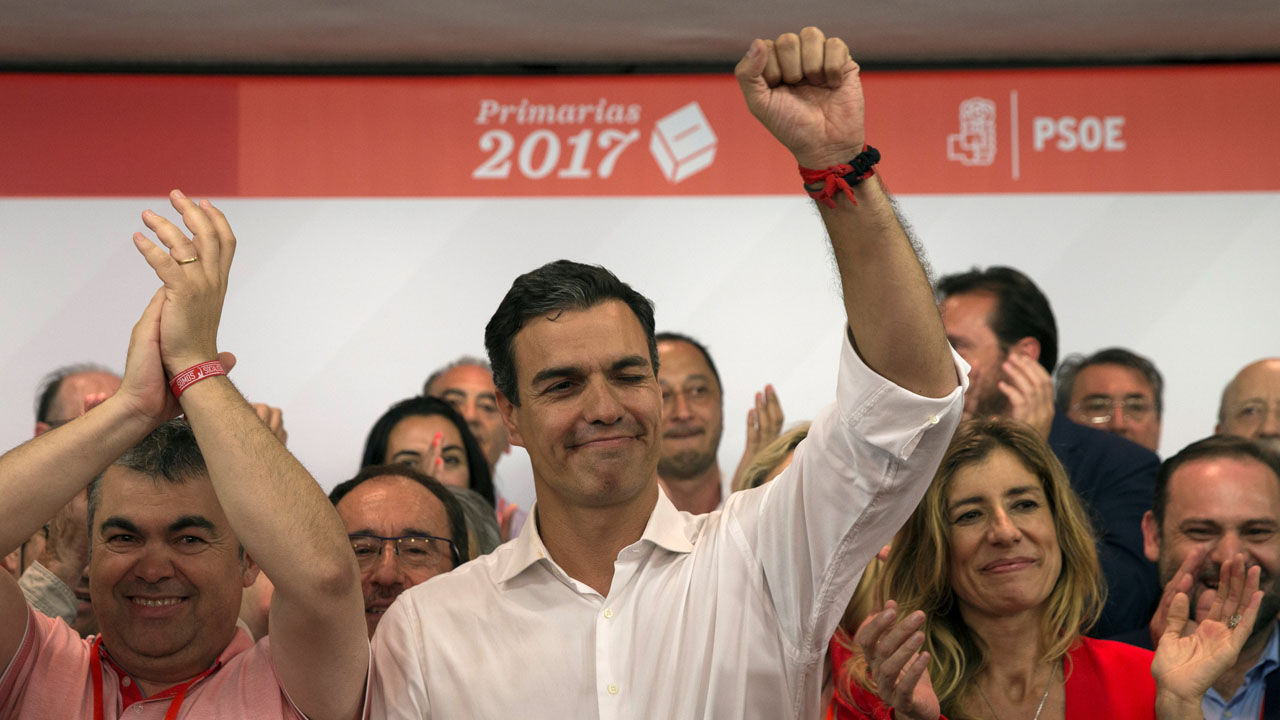 El ex líder de 45 años se consolidó como el nuevo secretario general del partido opositor PSOE con un total de 49,8% de los votos