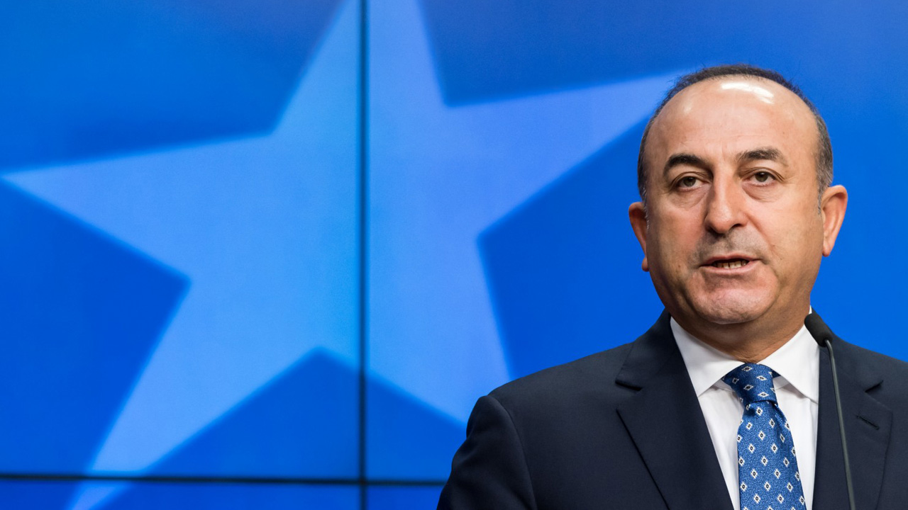 El ministro, Mevlüt Cavusoglu, pidió la destitución de Brett McGurck, representante de la lucha contra el EI por su supuesto apoyo al YPG y al PKK