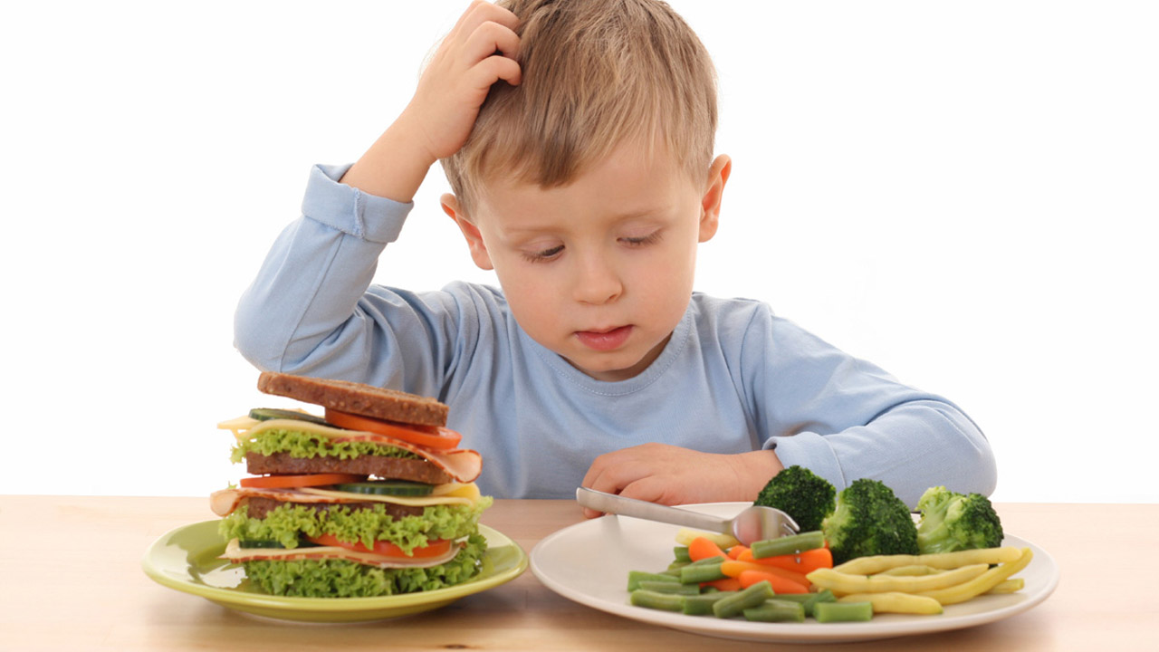 Expertos aseguran que la alimentación emocional de los padres eleva la ingesta emocional de comida en niños en edad escolar