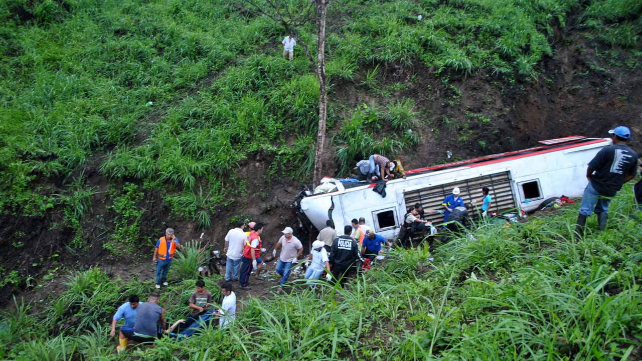 En el accidente, el vehículo cayó por 90 metros de altura y provocó que otros 30 mexicanos resultaran heridos