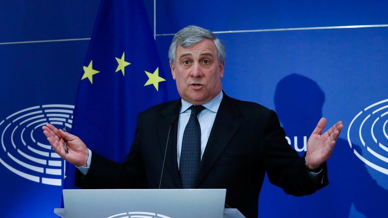 "Hay que encontrar una solución pacífica a esta crisis" aseguró Antonio Tajani desde Bruselas