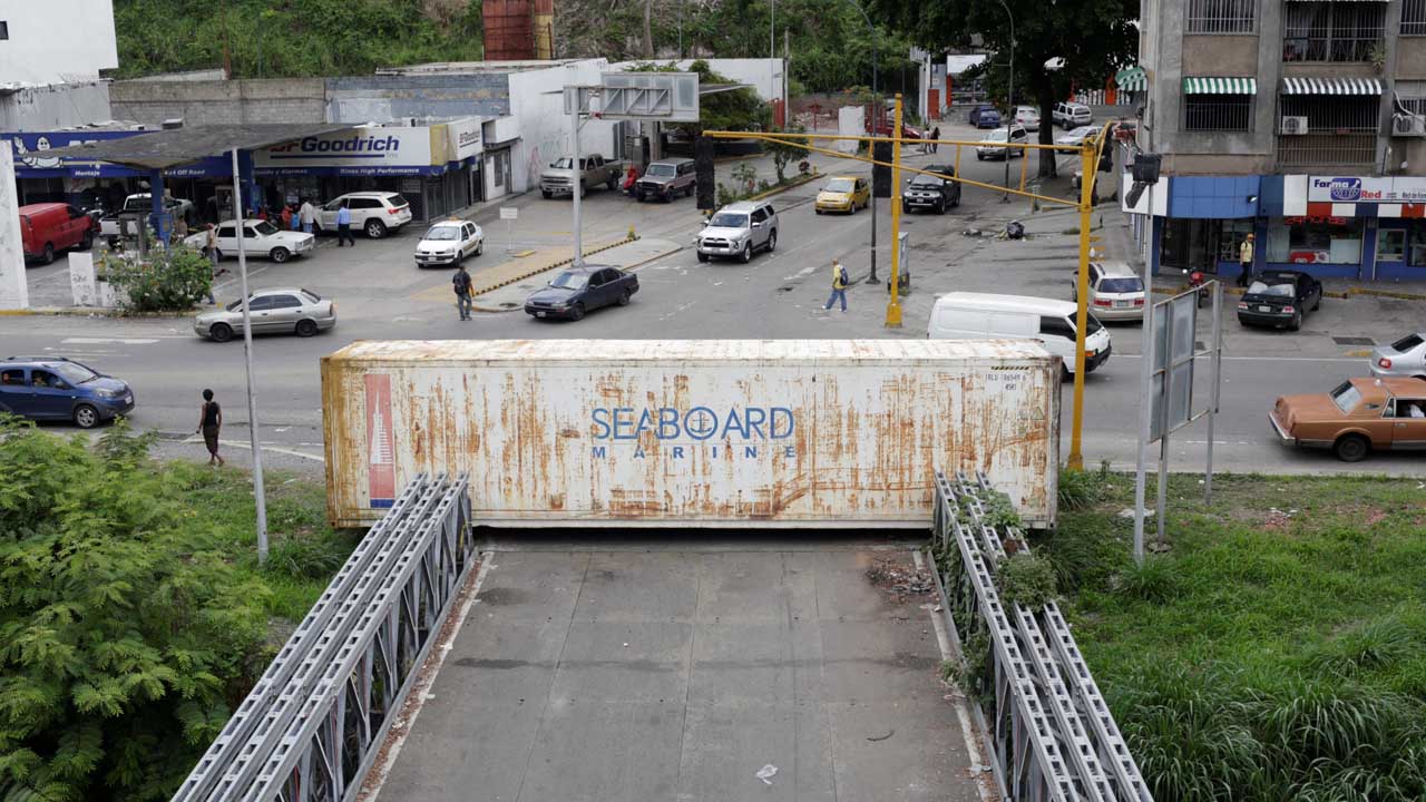 Las estructuras se encuentran en las salidas de Bello Monte y la avenida Río de Janeiro que permiten el tránsito por la Francisco Fajardo