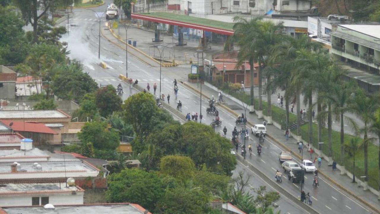 El gobernador de estado Miranda, Henrique Capriles Radonski reporta la presencia de efectivos de seguridad en las residencias OPS