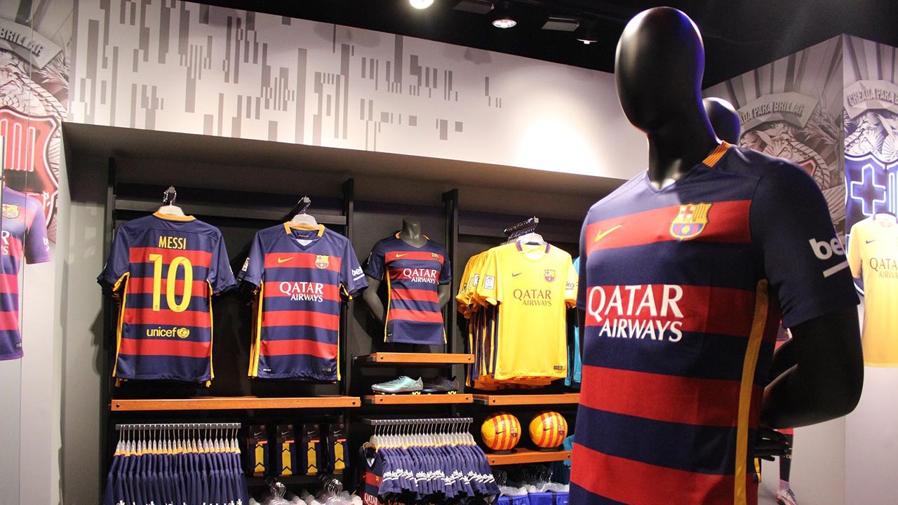 El ente sospecha que la firma limita de manera ilegal la venta transfronteriza de productos del club español, FC Barcelona