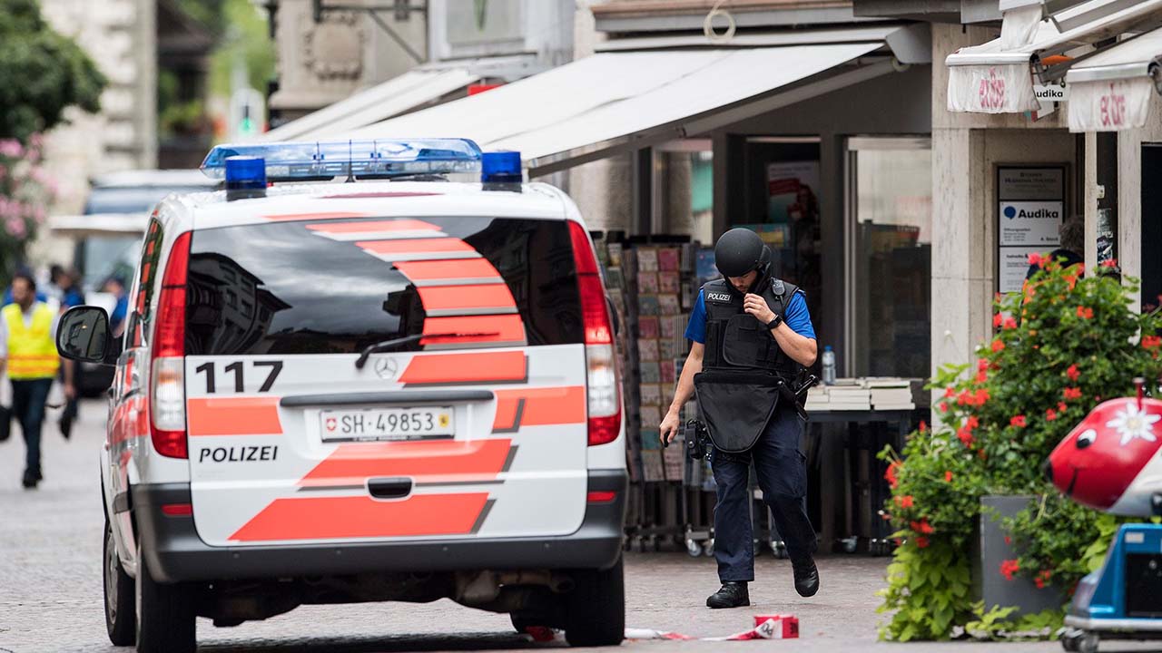Un individuo "de alto peligros", de unos 51 años, atacó a cinco personas de un pueblo del país europeo