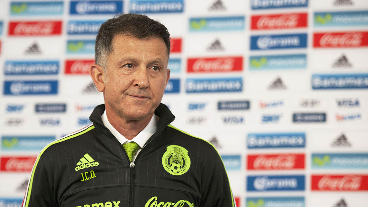 El entrenador de la seleccion mexicana fue suspendido por 6 juegos oficiales tras su conducta en el partido ante Portugal de la Copa Confederaciones
