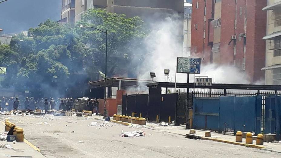 Las fuerzas de orden público dispersan a los manifestantes con gases lacrimógenos, tanquetas y ballenas en algunos estados del pa