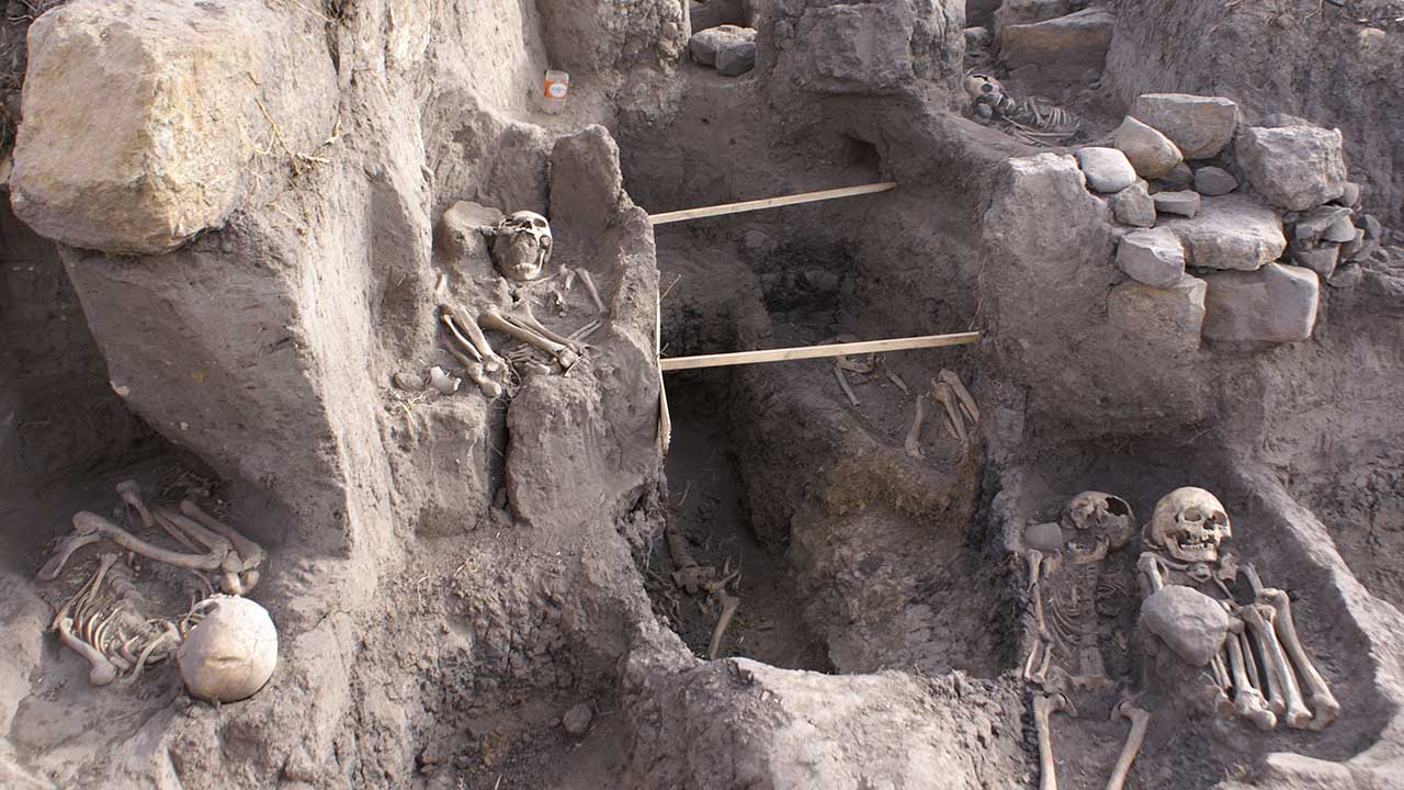 La mayoría de los restos fueron descubiertos acostados boca arriba, con los brazos entrecruzados y a una profundidad de entre uno y dos metros