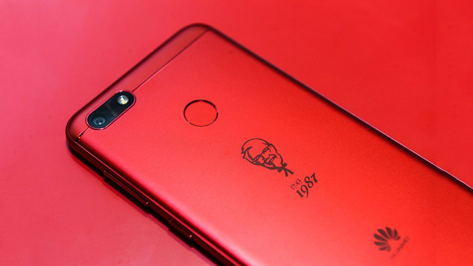 El celular tiene una carcasa roja con el logotipo de KFC y el año 1987, momento en el que la compañía de comida llegó a China