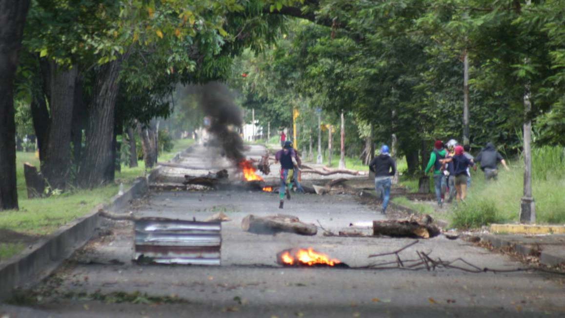 El 17 de mayo los militares dispararon hacia los manifestantes frente a la casa de estudio ocasionándoles heridas graves a seis estudiantes