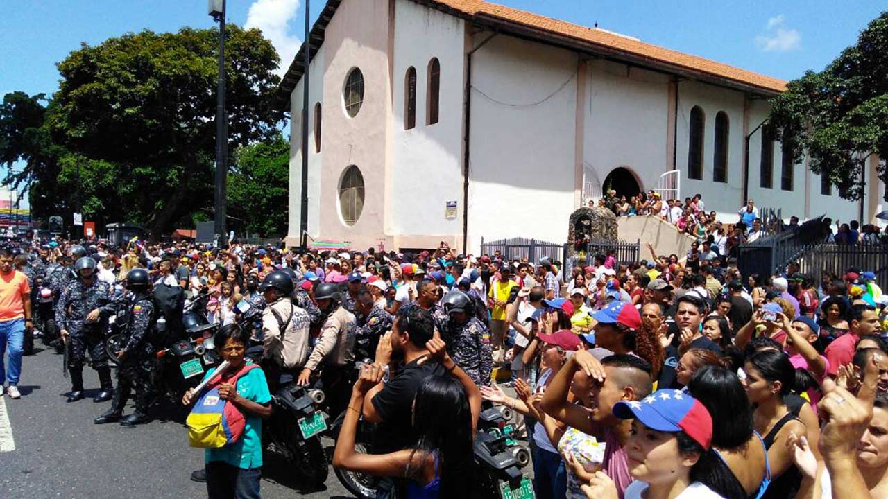 Hasta tres intentos de sabotaje fueron repelidos por votantes, miembros de mesa y personas de la comunidad en el punto soberano de la Iglesia El Carmen