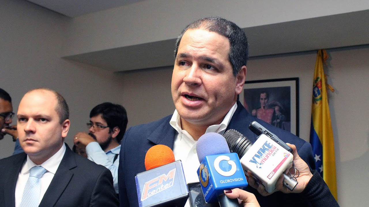 El presidente de la Comisión de Política Exterior de la Asamblea Nacional (AN) Luis Florido, desmiente rumores de mediación