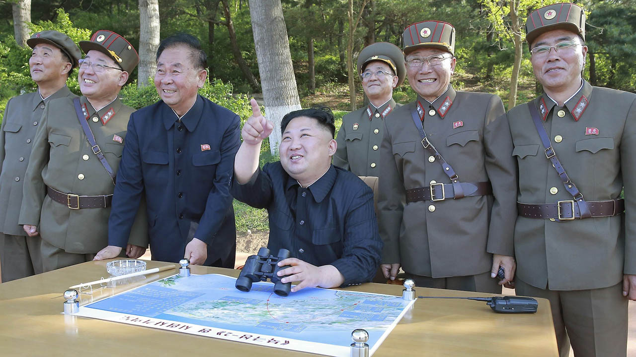 El pais asiatico mostro a su lider Kim Jong-un con lo que parece ser un misil balistico intercontinental bautizado como Hwasong 13