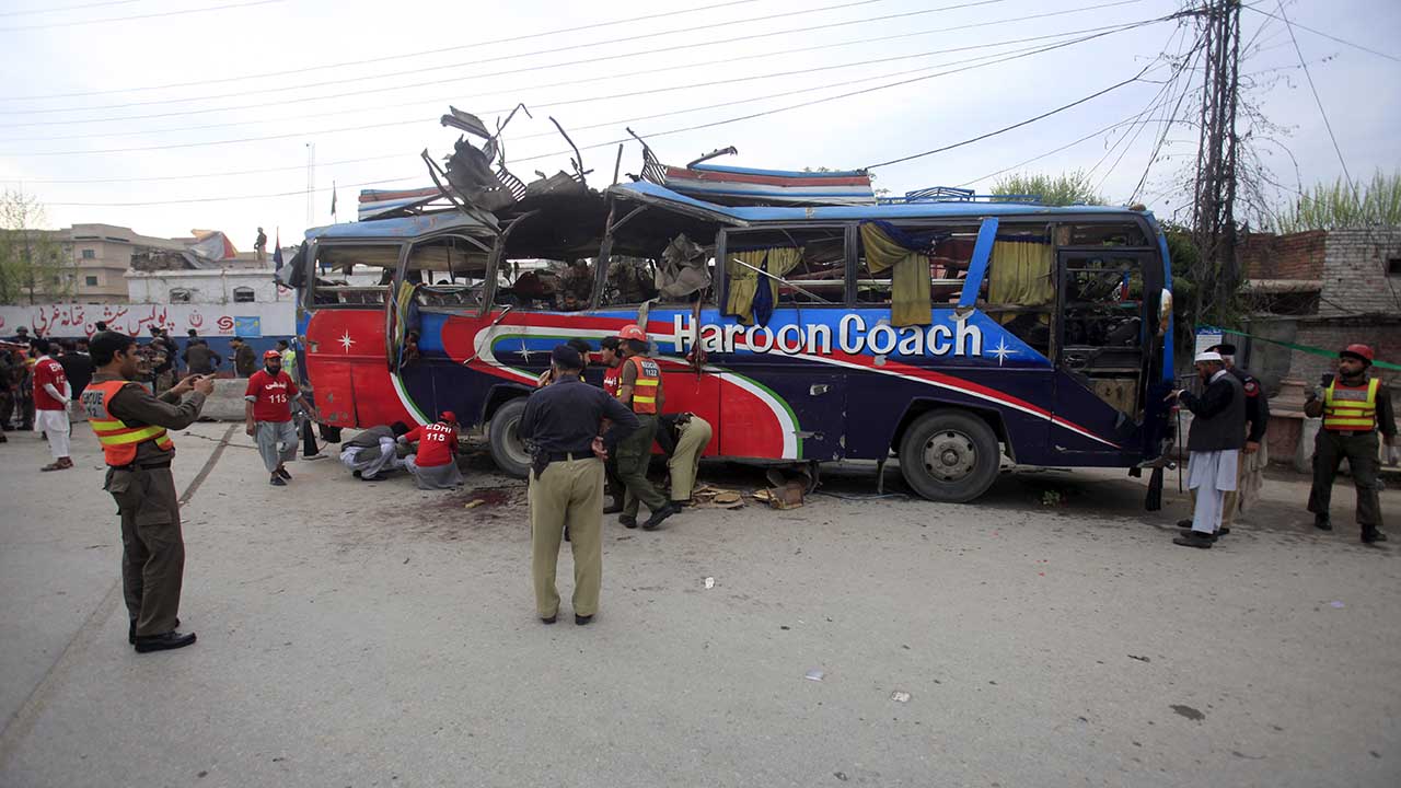 De acuerdo con las autoridades una bomba fue colocada en el borde de la carretera y detonada cuando un autobús con civiles paso por el lugar