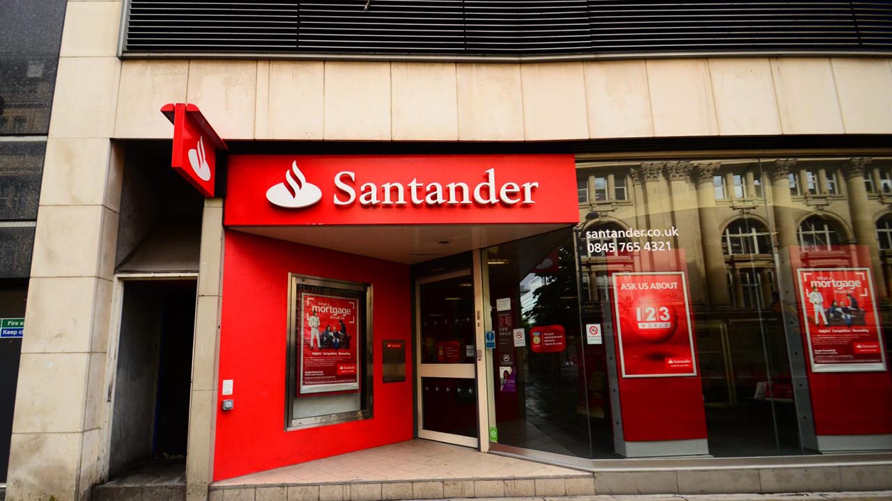 La Comision Europea autorizo la adquisicion por parte de Santander luego de concluir que no existian objeciones en materia de competencia