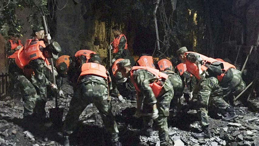 Por el momento, equipos de rescate trabajan en la provincia de Sichuan y en la región noroccidental de Xinjiangen en busca de más víctimas