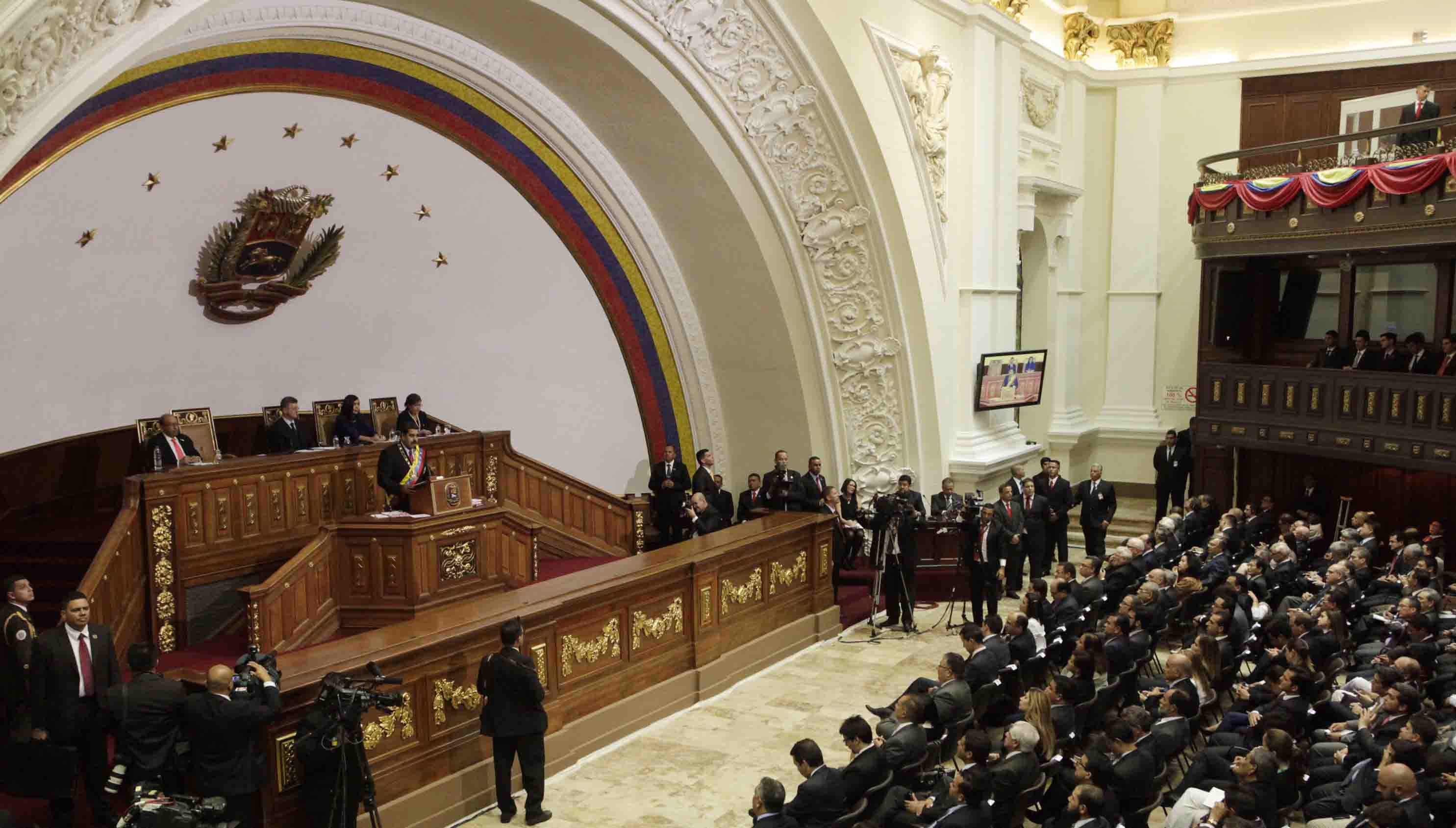 El organismo legislativo informa que Delcy Rodríguez, Darío Vivas y Fidel Vásquez violentaron el espacio de sesiones de los diputados