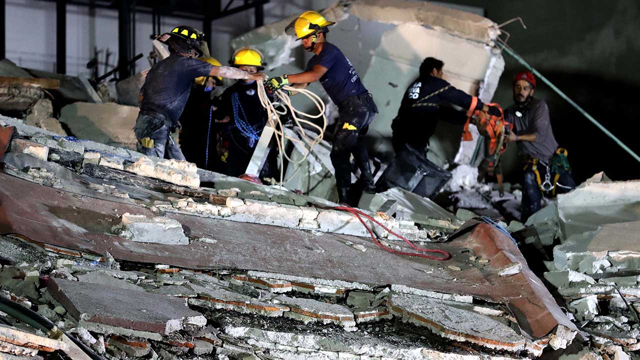 Rescatistas hallaron el cuerpo sin vida de una maestra en las ruinas del Colegio Enrique Rebsamen donde se encuentra la niña Frida