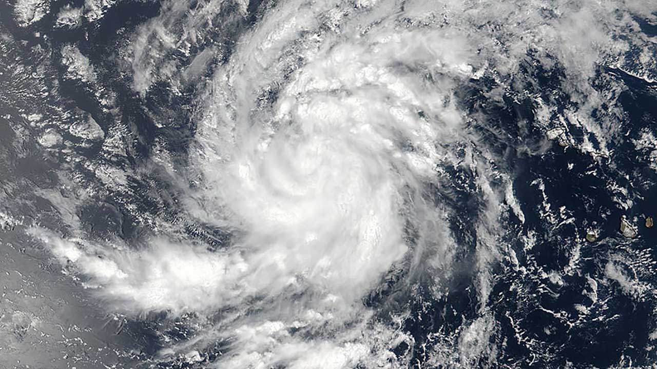 El Centro Nacional de Huracanes de EEUU agrego que el fenomeno continua su desplazamiento rumbo a las Antillas Menores