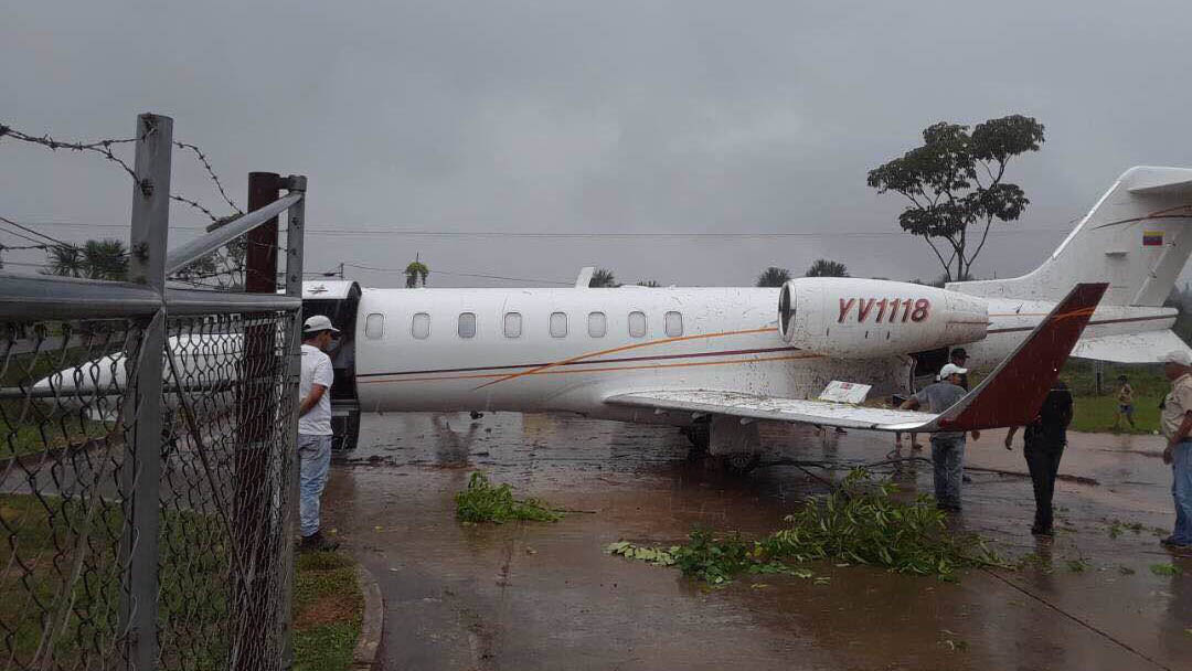 Un jet ejecutivo Lear Jet 45 matrícula YV1118, atravesó la pista sin poder detenerse durante su aterrizaje en el aeropuerto de Santa Elena de Uairén