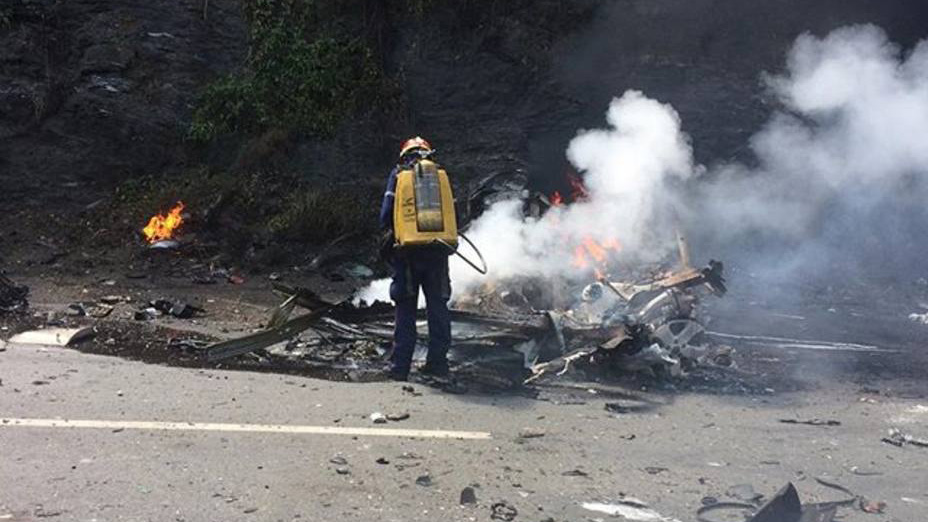 Un Jeep se incendió en el sector El Vizcaíno, adyacente al puente de Guatopo en la autopista. Los occisos siguen sin identificar