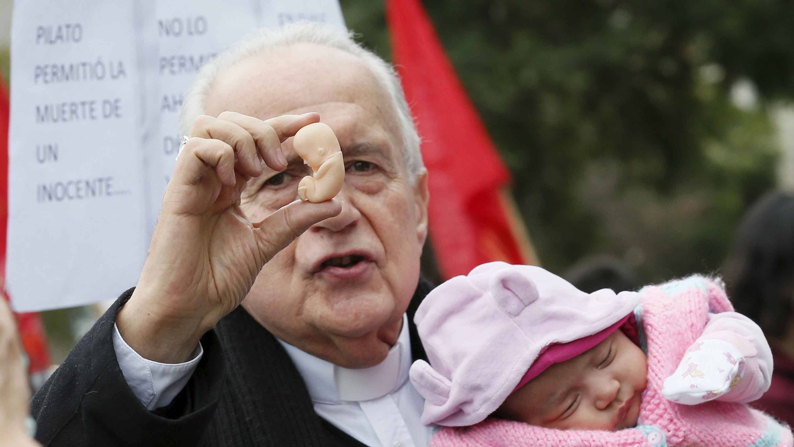 El arzobispo Ricardo Ezzati, abogó por el "inalienable derecho a la vida de quien está por nacer", pero se declaró "respetuoso" de la legislación chilena