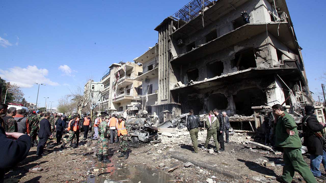 El Observatorio Sirio de Derechos Humanos aseguro que se registraron tres explosiones dos perpetradas por kamikazes y otra por un carro bomba