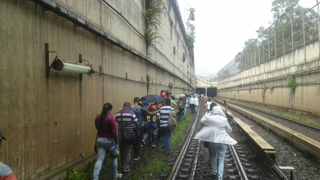 Pasajeros que se encontraban entre las estaciones Mamera y Antímano fueron desalojados del vagón 40 minutos después de que este dejara de funcionar
