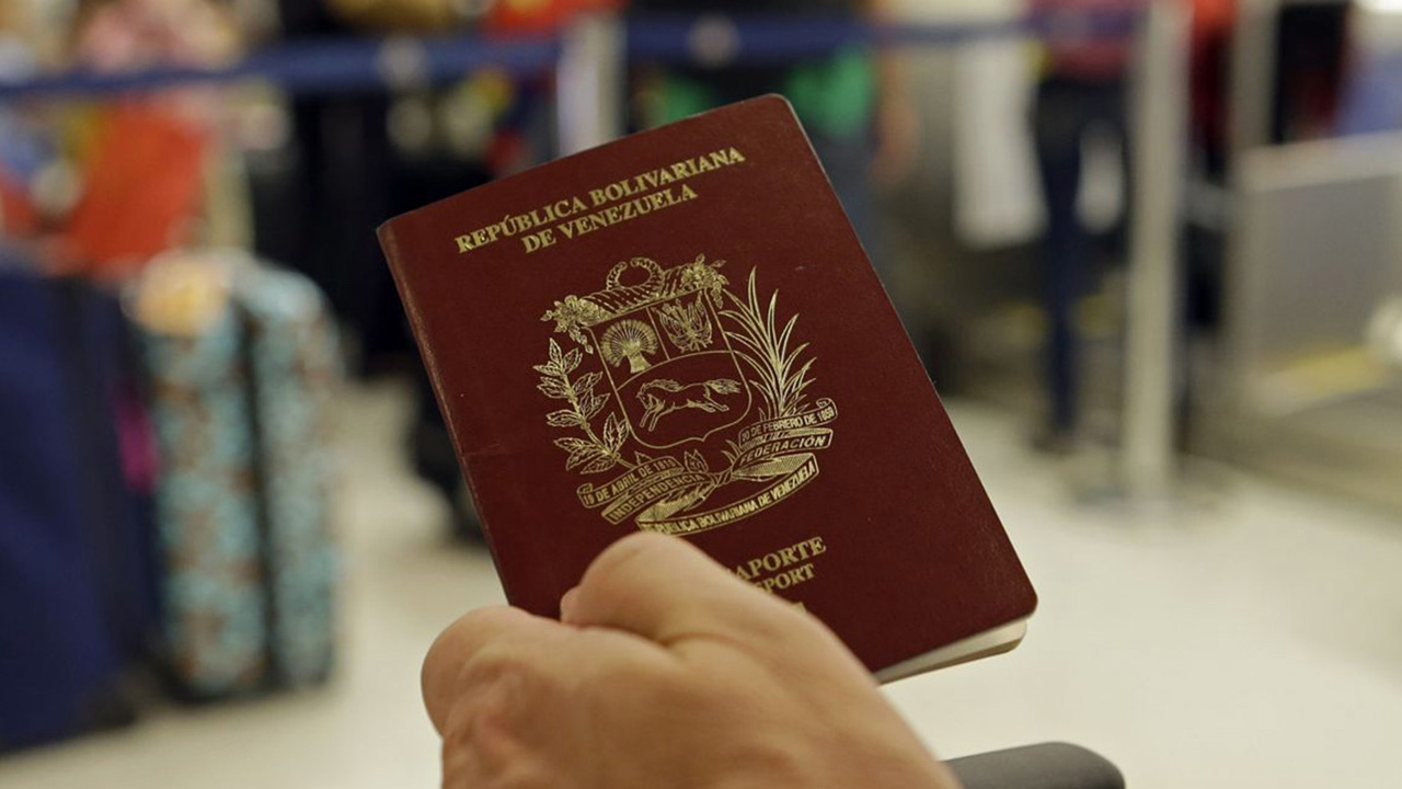 El canciller de Chile, Roberto Ampuero, informó que dos visados fueron concedidos en turismo a haitianos
