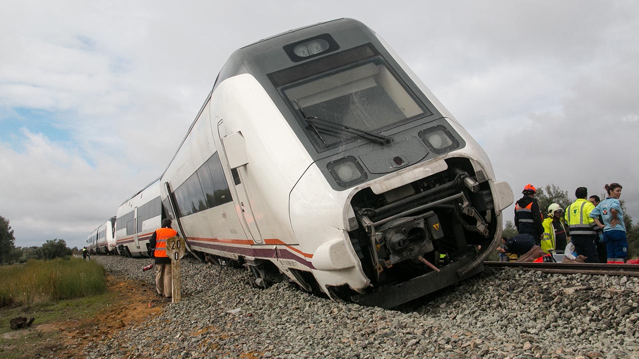 Tras las inundaciones, la unidad de transporte ferroviario se salió de la vía en el trayecto de Málaga a Sevilla