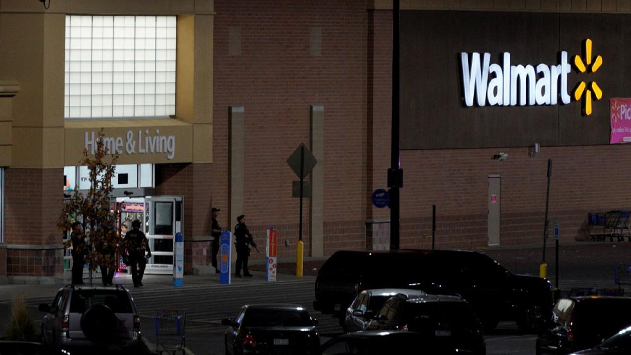 La balacera dejo abatidos a dos hombres y una mujer en un centro comercial ubicado en la localidad de Throton