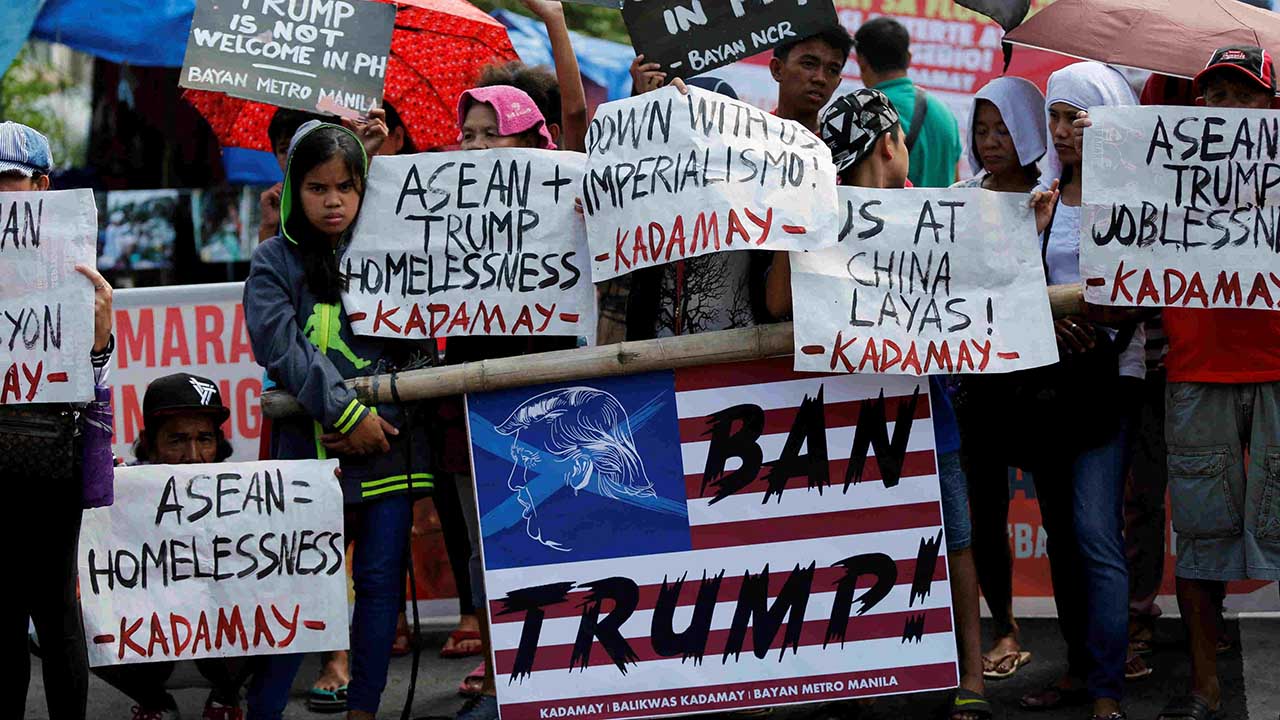Más de 200 manifestantes se apostaron cerca de la embajada de EE.UU. en Manila para expresar su rechazo a la visita del mandatario norteamericano