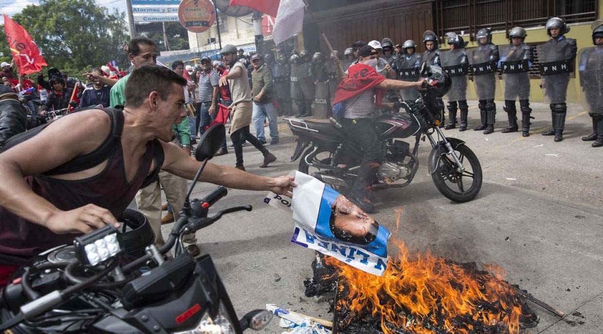 Seguidores del candidato opositor hondureño, Salvador Nasralla, tomaron las calles y se enfrentaron a efectivos de la Policía Nacional del país