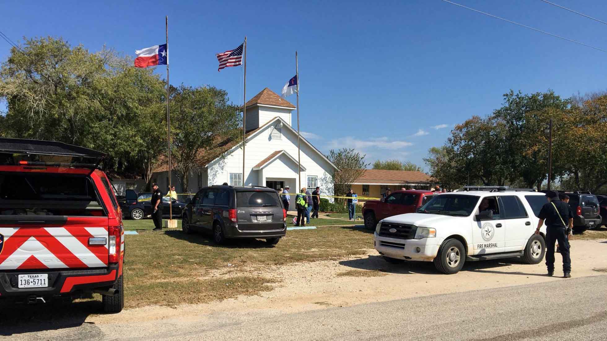 Testigos declararon que un hombre comenzó a disparar durante la misa celebrada en una iglesia bautista en Sutherland Springs